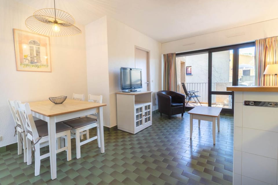 Vanae, T2 terrasse, piscine, plage à pied, parking Apartment in Agde