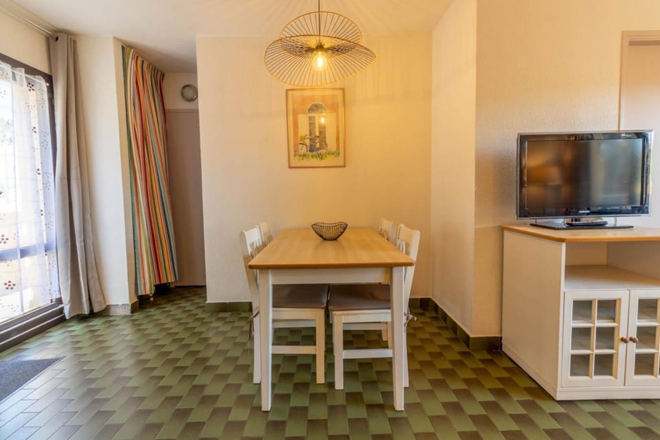 Vanae, T2 terrasse, piscine, plage à pied, parking Apartment in Agde