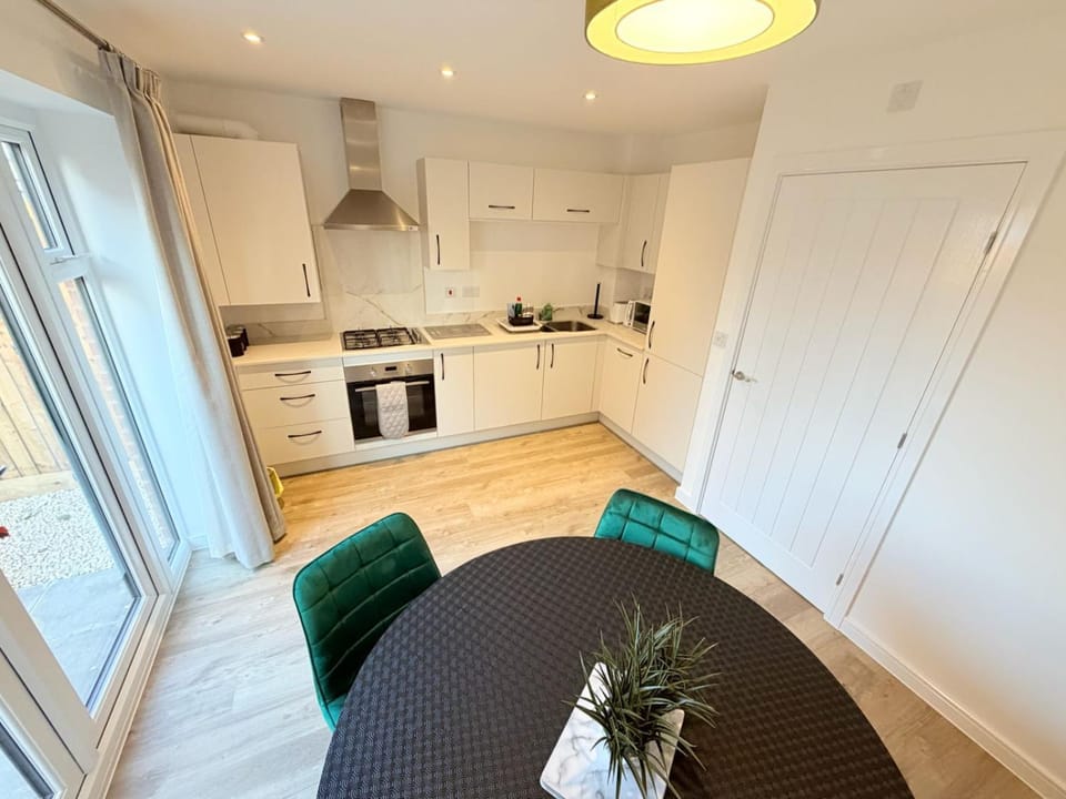 2 BR House Derby Families Contractors Relocators House in Derby