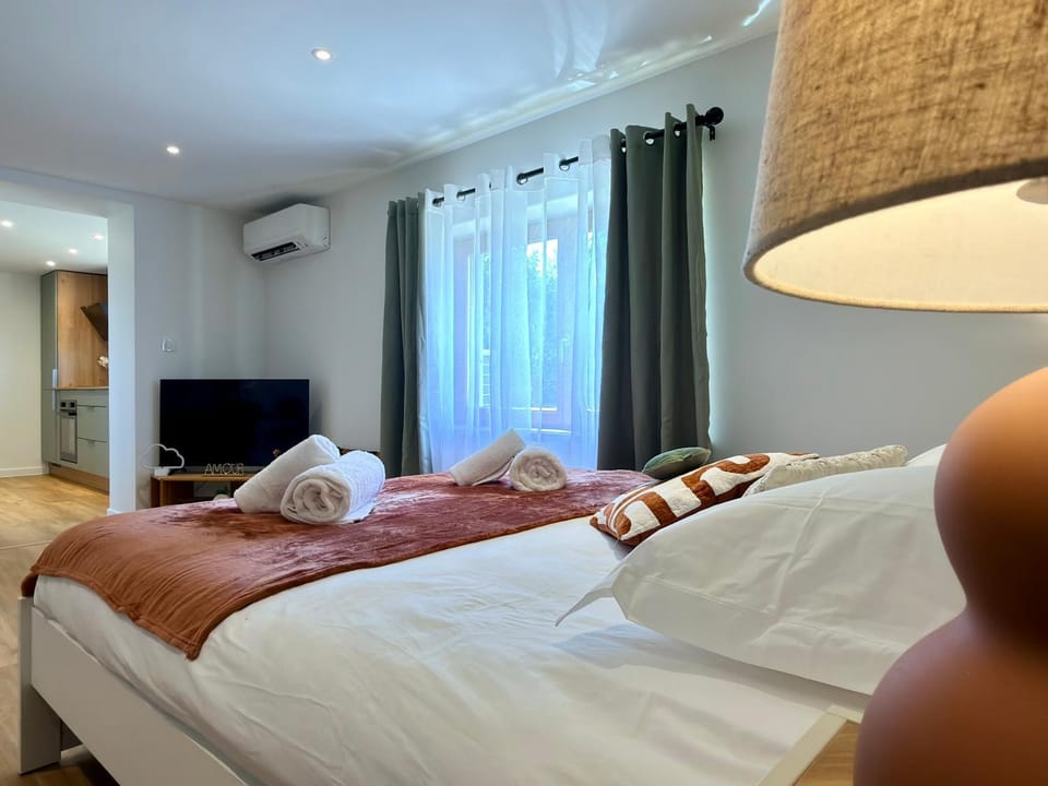 Bed, TV and multimedia, air conditioner