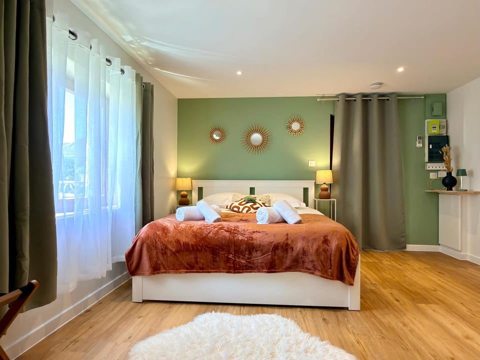 Bed, Photo of the whole room