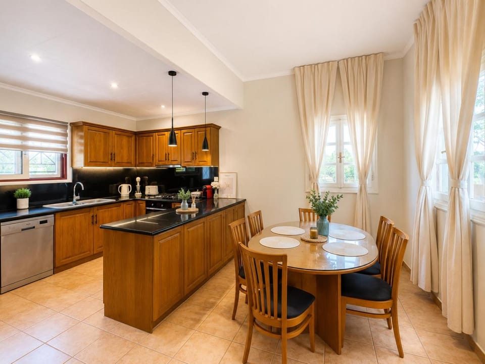 Kitchen or kitchenette, Dining area, dishwasher, oven, stove