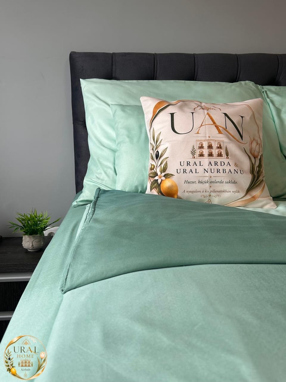 Bed, Photo of the whole room, Bedroom, Text overlay