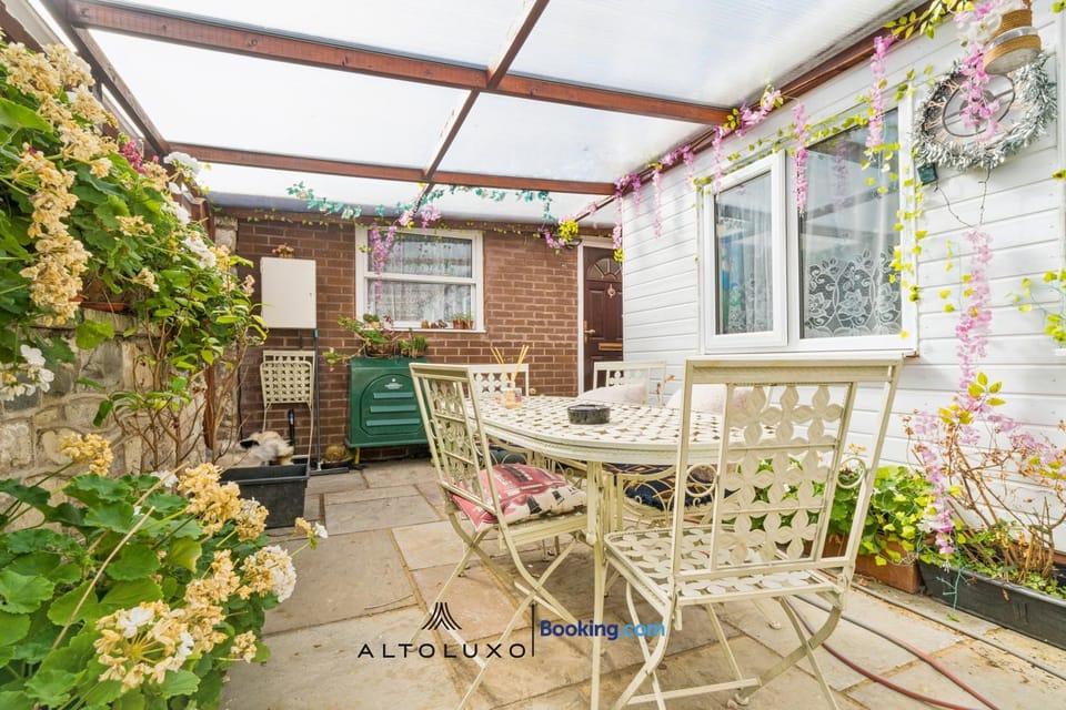 Calm & Comfortable Bristol One Bedroom Apt with Shared Garden in Bishopsworth by AltoLuxo Apartment in Bristol