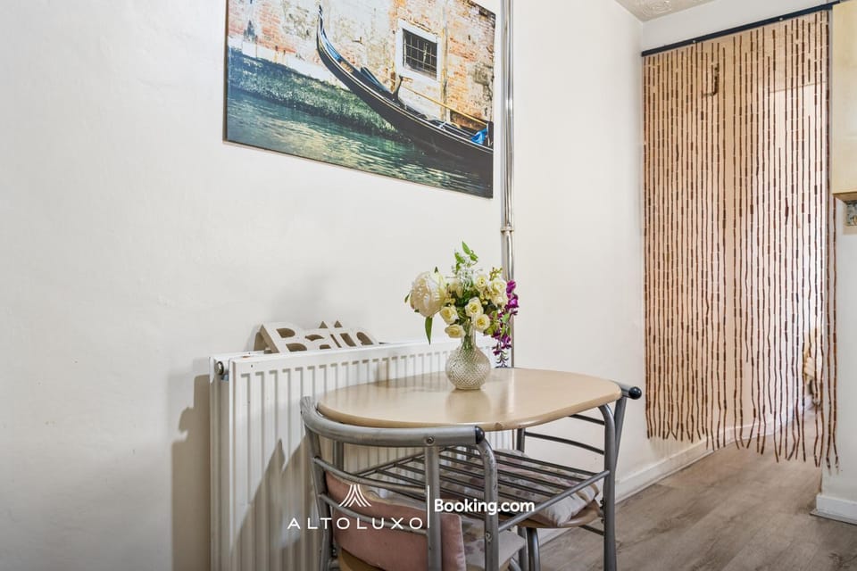 Calm & Comfortable Bristol One Bedroom Apt with Shared Garden in Bishopsworth by AltoLuxo Apartment in Bristol