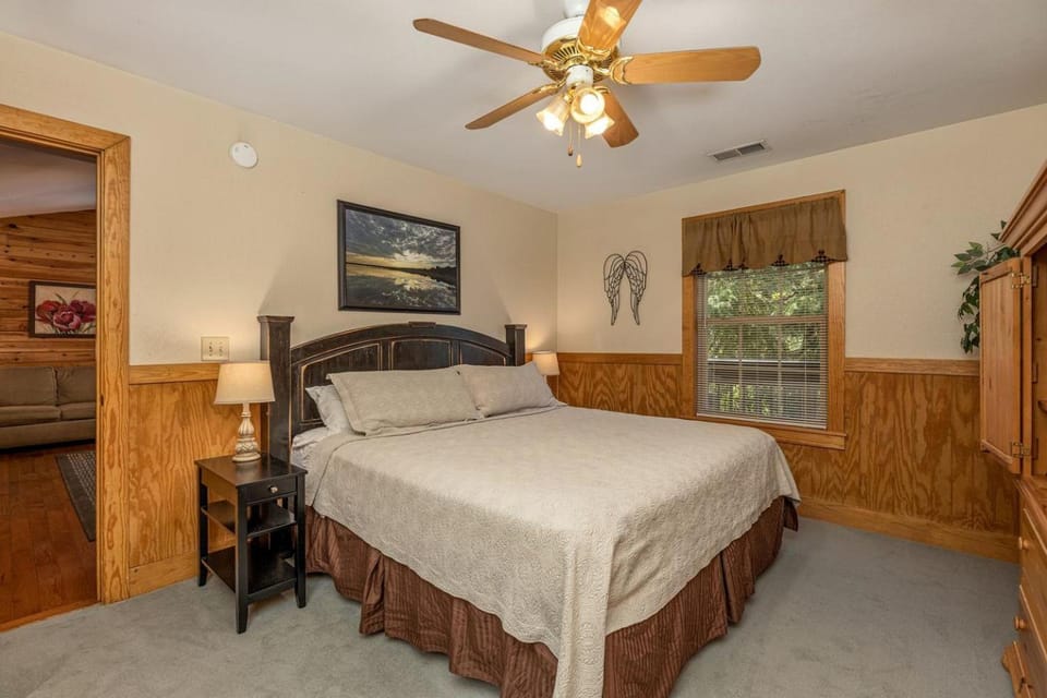 Enormous Cabin Perfect for Groups with Game Room and Hot-Tub in Pigeon Forge, Tennessee Cabin in Pigeon Forge