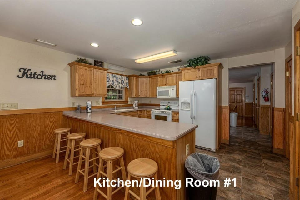 Enormous Cabin Perfect for Groups with Game Room and Hot-Tub in Pigeon Forge, Tennessee Cabin in Pigeon Forge