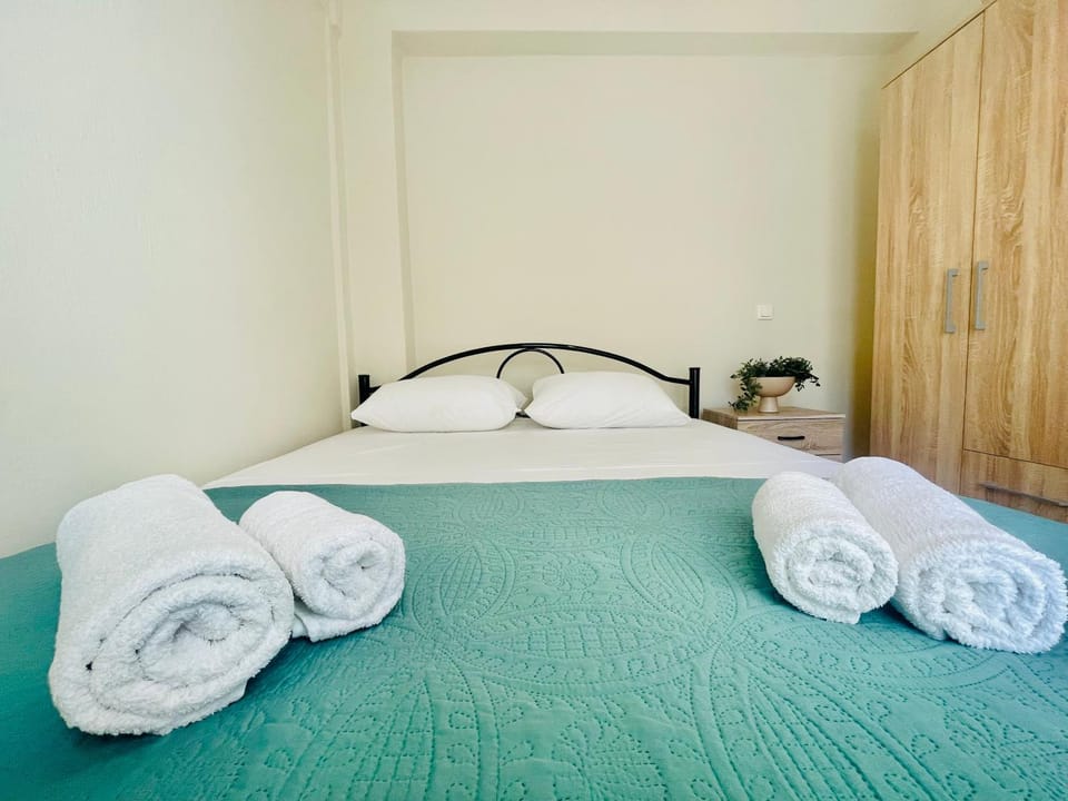 Bed, Photo of the whole room, wardrobe