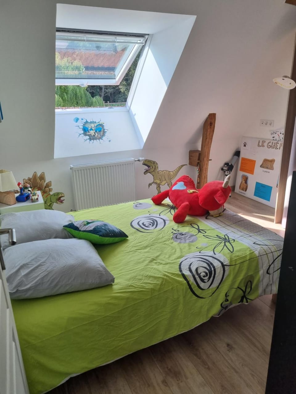 Photo of the whole room, Bedroom