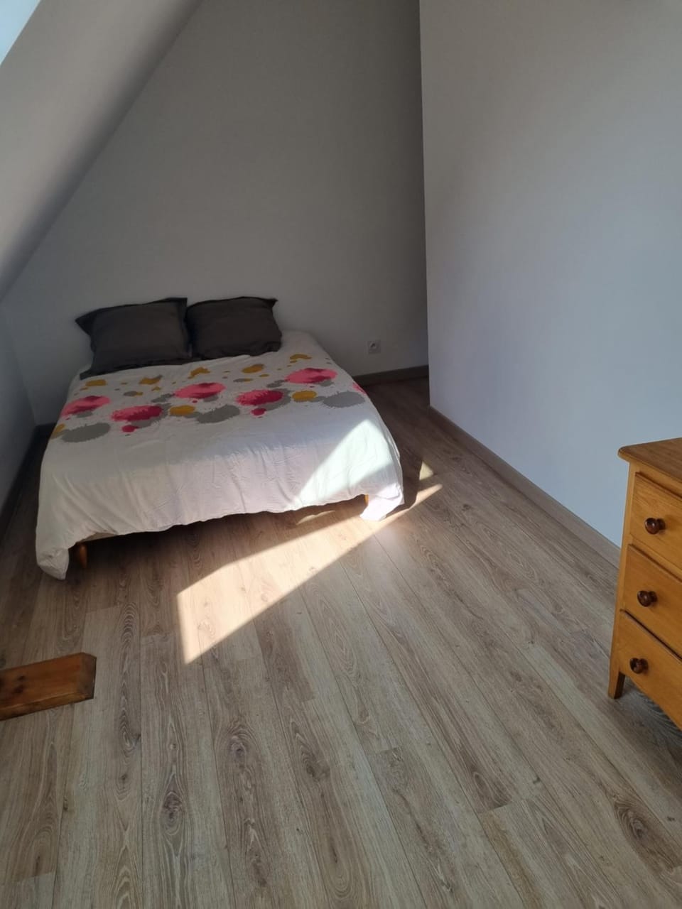 Photo of the whole room, Bedroom
