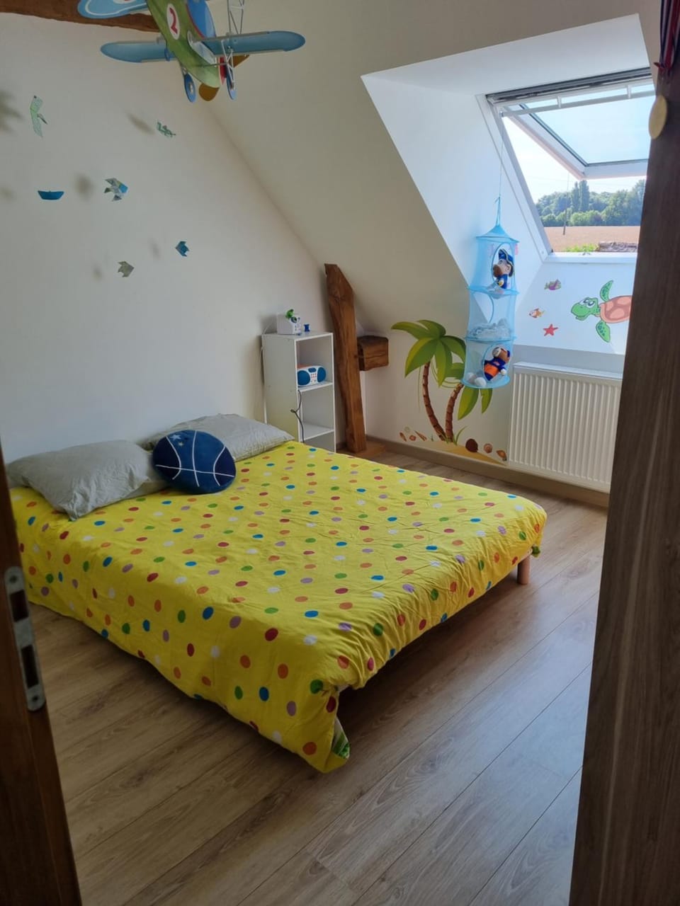 Photo of the whole room, Bedroom