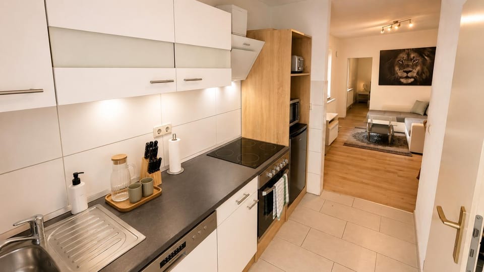Coffee/tea facilities, Kitchen or kitchenette, dishwasher, oven, stove, toaster, kitchen