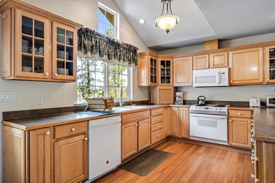 Mountain Retreat with Furnished Deck, BBQ and Fire Pit in Groveland, California House in Groveland