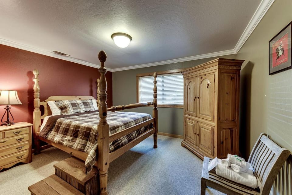 Fabulous Lakefront Group Cabin with Game Room, Outdoor Pool and Tennis Court in Groveland, California Cabin in Groveland