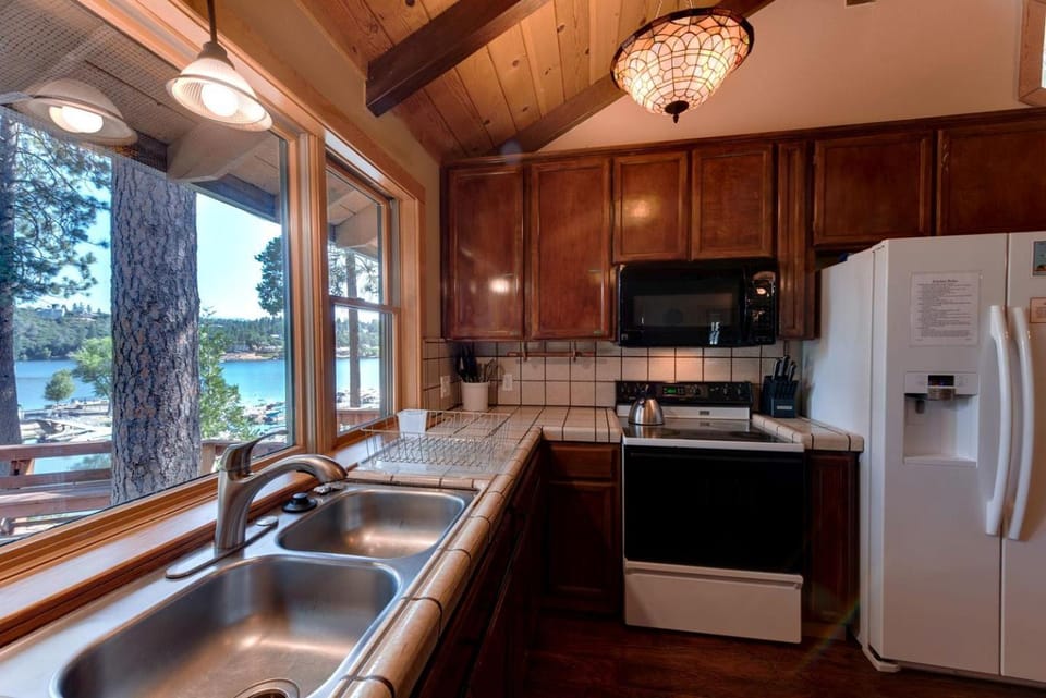 Fabulous Lakefront Group Cabin with Game Room, Outdoor Pool and Tennis Court in Groveland, California Cabin in Groveland