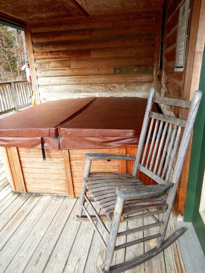 Cozy Rustic Cabin with Hot-tub and Swimming Pool in Mount Ida, Arkansas Cabin in Lake Ouachita