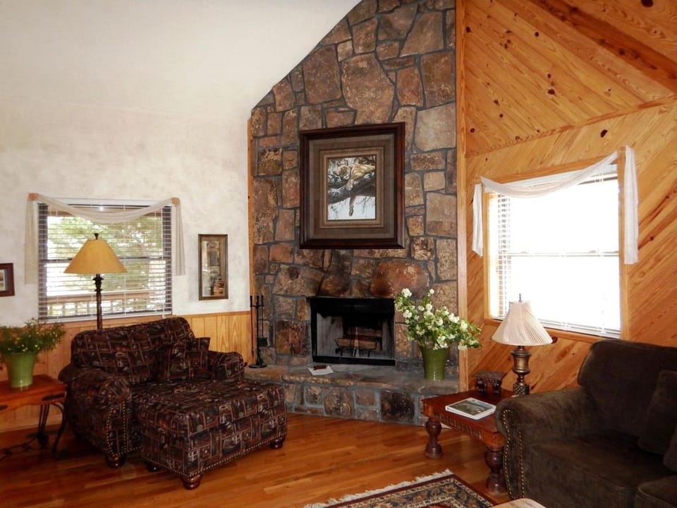 Cozy Rustic Cabin with Hot-tub and Swimming Pool in Mount Ida, Arkansas Cabin in Lake Ouachita