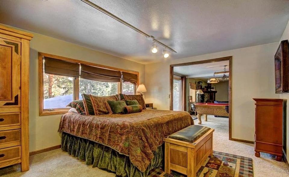 Enormous Cabin Retreat for Large Groups near Breckenridge, Colorado Cabin in Breckenridge