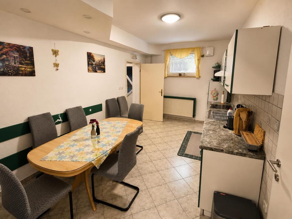 Kitchen or kitchenette, kitchen, kitchen