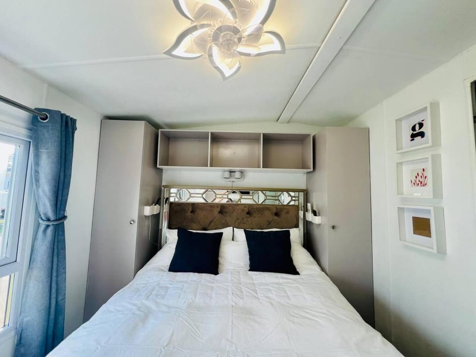 Driftwood Coastal Retreat Near Clacton Beach House in Tendring District