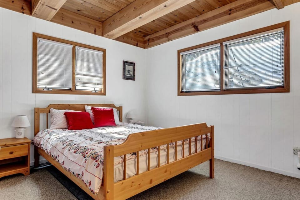 Luminous Lake Cabin Perfect for Groups and Outdoor Activities in Bear Valley, California Cabin in Bear Valley
