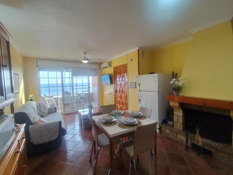 Apartamento en primera línea de playa Apartment in Comarca Metropolitana de Almería