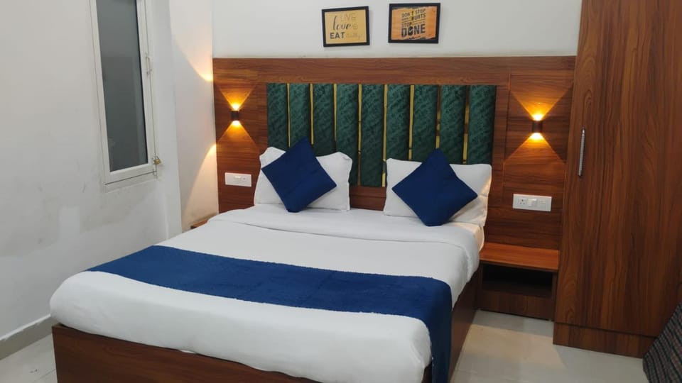 Guests, City view, Street view, Meals, room service, air conditioner