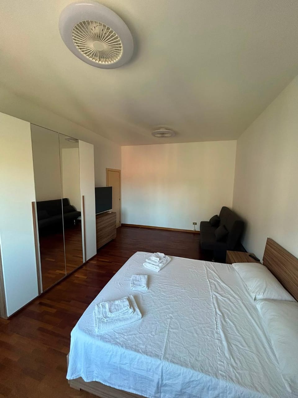 Bed, TV and multimedia, Bedroom, towels