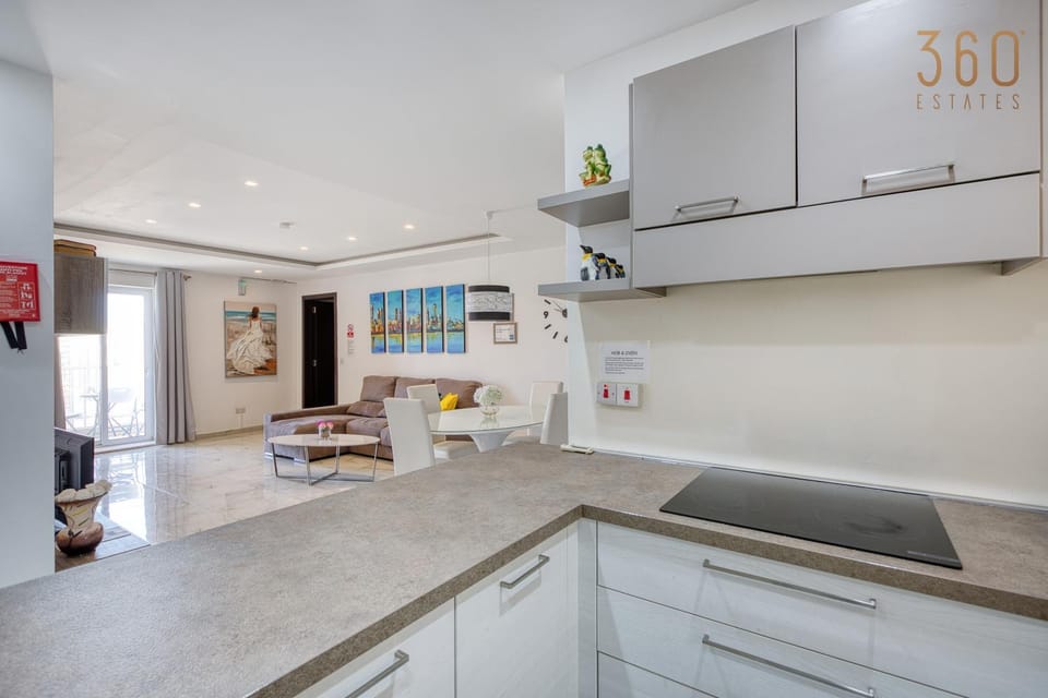Kitchen or kitchenette, dishwasher, minibar, oven, stove