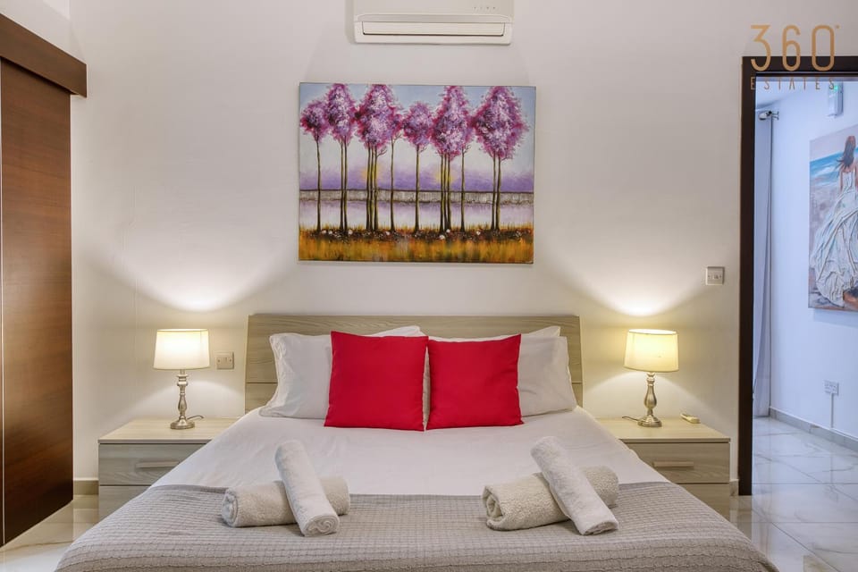Bed, Photo of the whole room, Bedroom, air conditioner