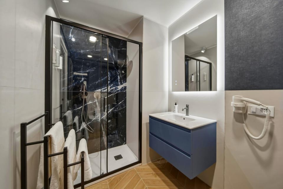 Shower, Bathroom, towels