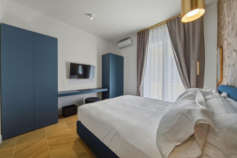 Bed, Photo of the whole room, Bedroom, air conditioner