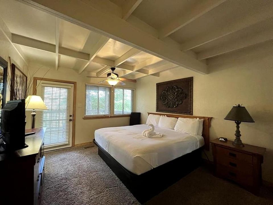 Amazing Wooden Cottage with Hot-tub and Swimming Pool in Mountain Harbor Forest, Arkansas House in Lake Ouachita