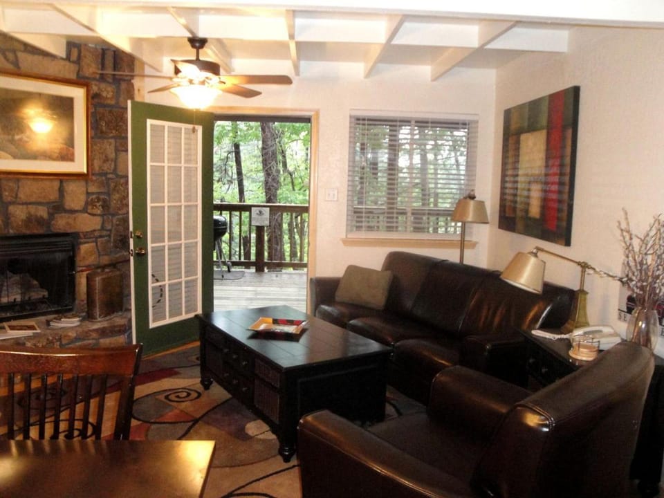 Amazing Wooden Cottage with Hot-tub and Swimming Pool in Mountain Harbor Forest, Arkansas House in Lake Ouachita