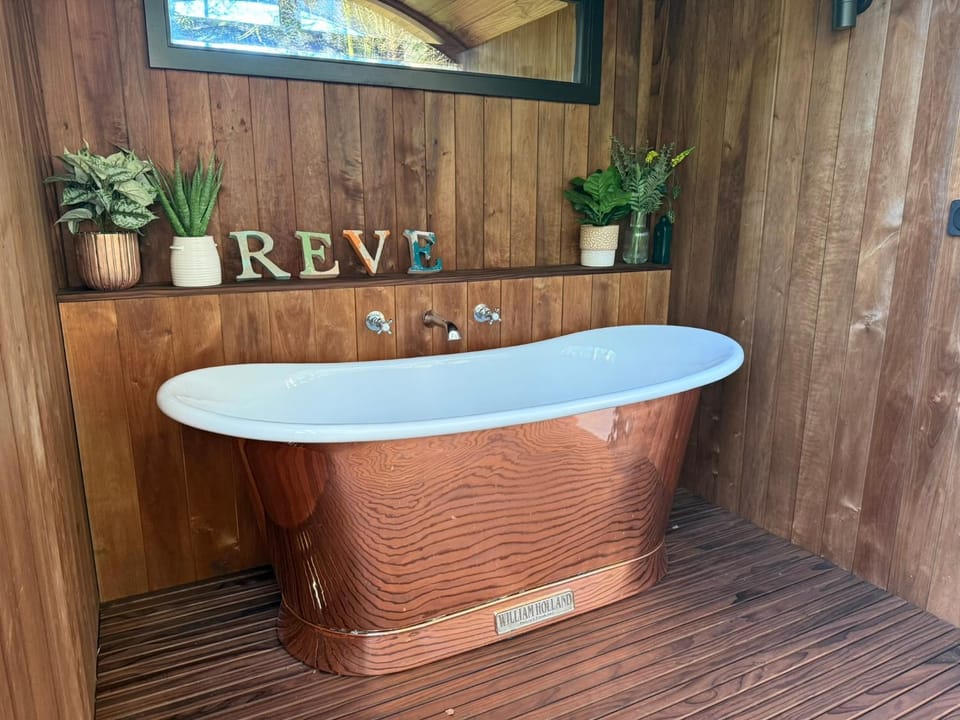 Chez Marguerite Luxury Shepherd's Hut and Sauna House in Holt