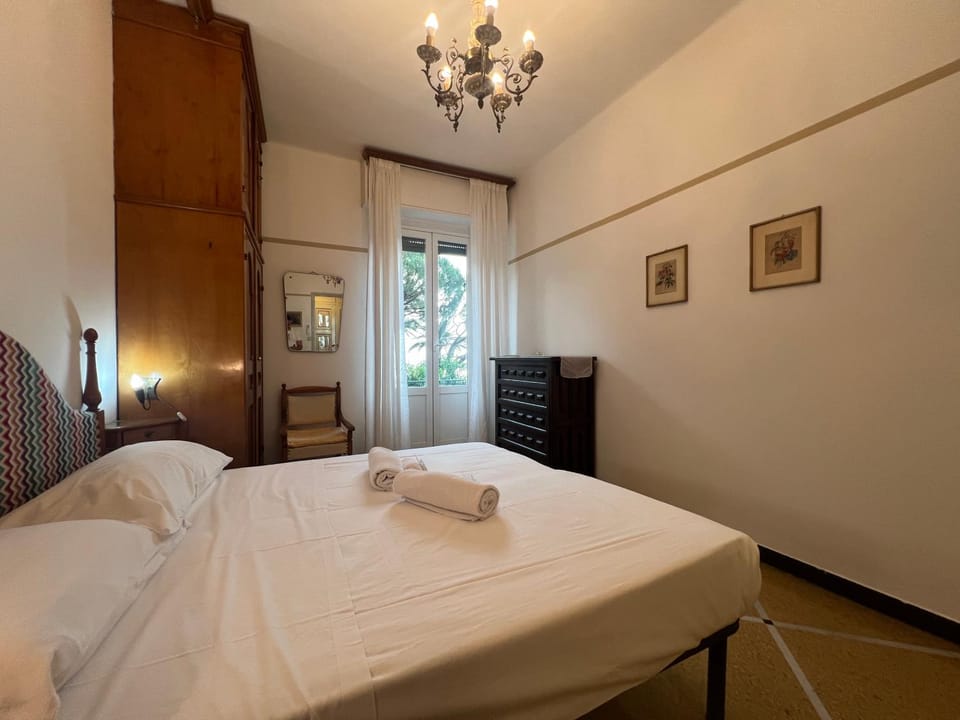 Bedroom, towels, wardrobe