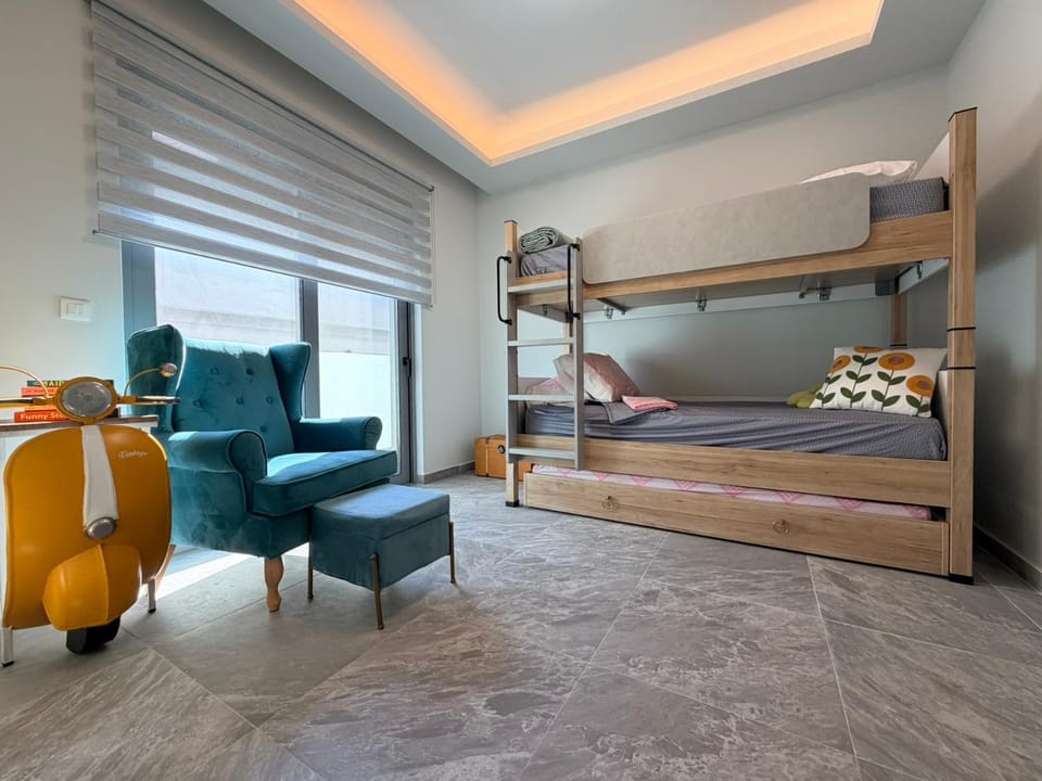Bedroom, bunk bed