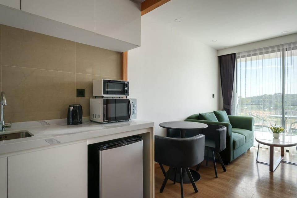 Seating area, Dining area, kitchen