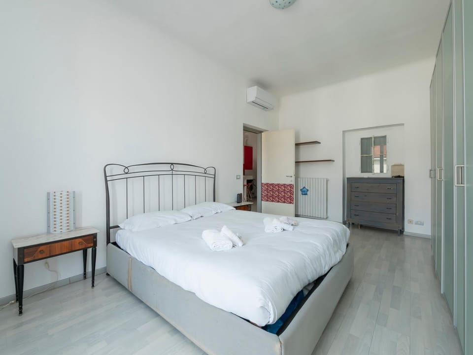 HomeLovers Spacious Flat B Aires District MM1 Apartment in Milan