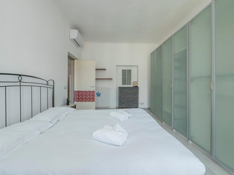 HomeLovers Spacious Flat B Aires District MM1 Apartment in Milan
