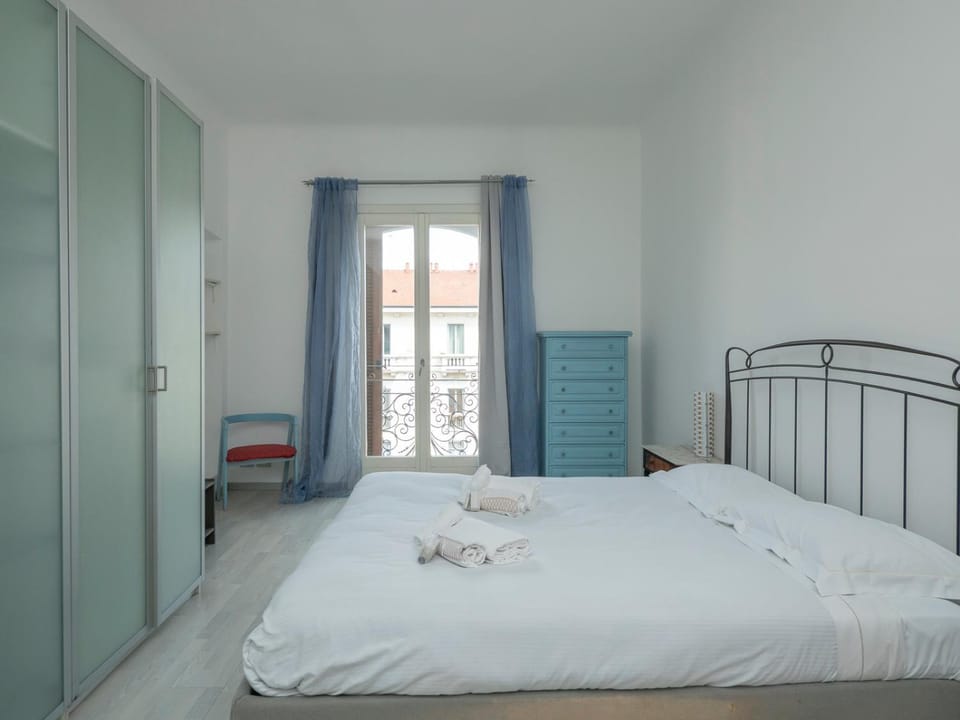 HomeLovers Spacious Flat B Aires District MM1 Apartment in Milan