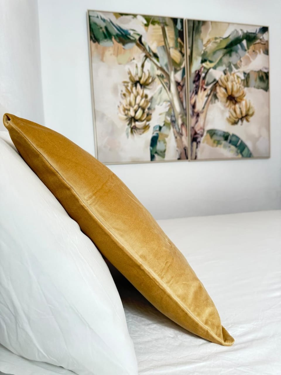 Bed, Photo of the whole room, Decorative detail, Bedroom