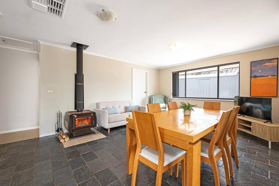 Communal lounge/ TV room, TV and multimedia, Living room, Seating area, Dining area, fireplace