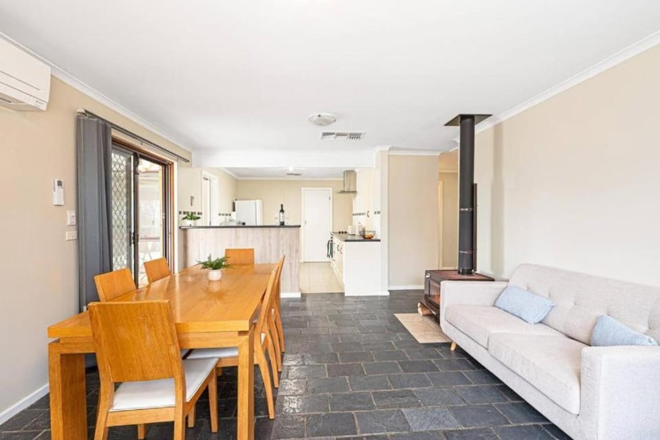 Kitchen or kitchenette, Living room, Seating area, Dining area, fireplace, oven, stove