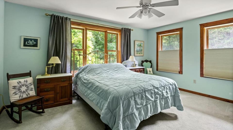 Beautiful Secluded Cottage with Fireplace and Amazing Views in Charlotte, Vermont House in Charlotte