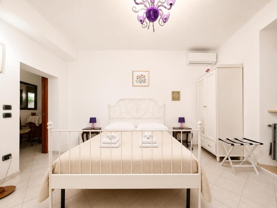 Bed, TV and multimedia, Photo of the whole room, Bedroom, air conditioner