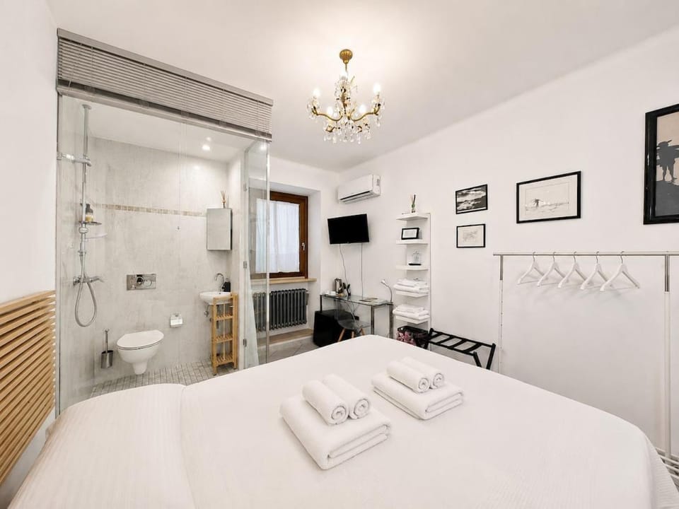 TV and multimedia, Bedroom, locker, towels, air conditioner
