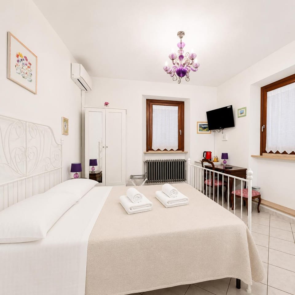 Bed, TV and multimedia, Photo of the whole room, Bedroom, air conditioner