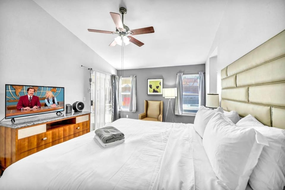 Bed, TV and multimedia, Bedroom