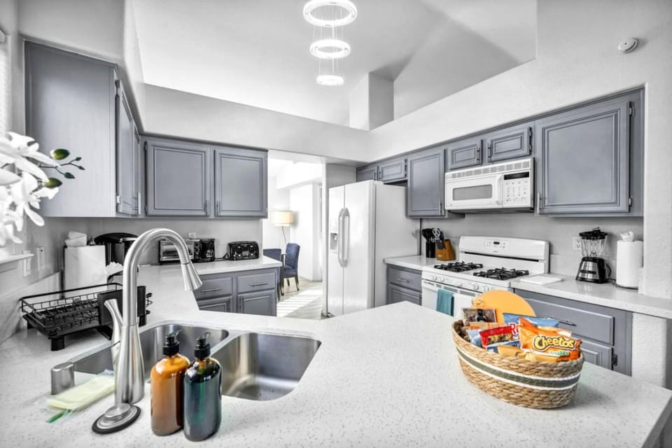 Family Fun Oasis With Hot Tub Pool Game Room House in Green Valley North